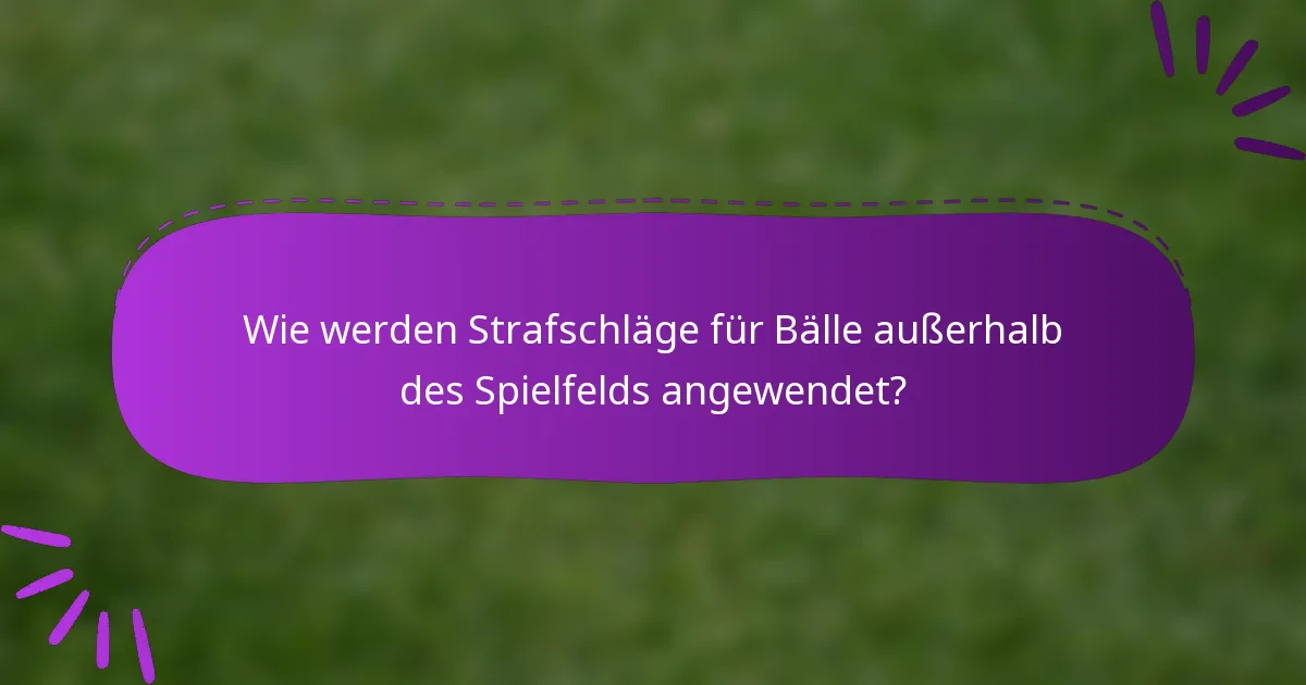 Wie werden Strafschläge für Bälle außerhalb des Spielfelds angewendet?